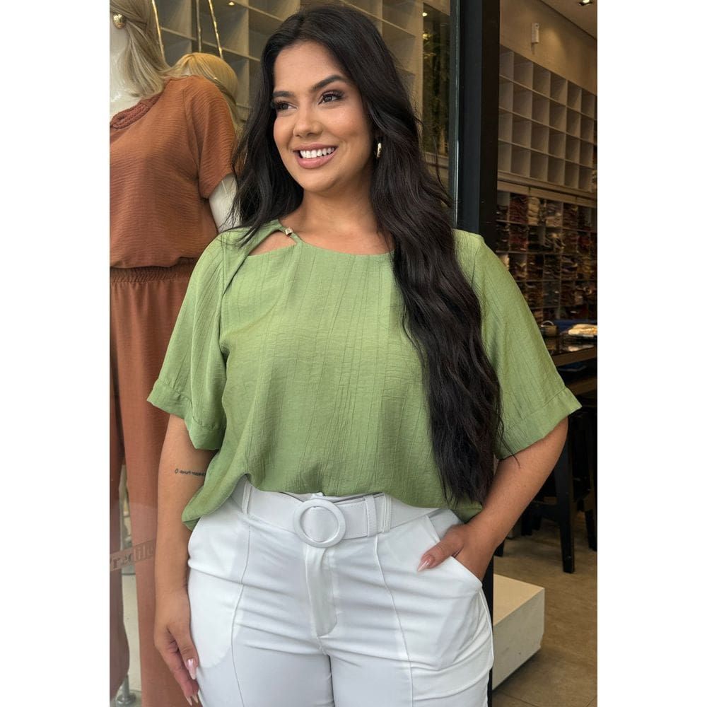 Blusa Plus Size com Abertura nos Ombros e Aviamento