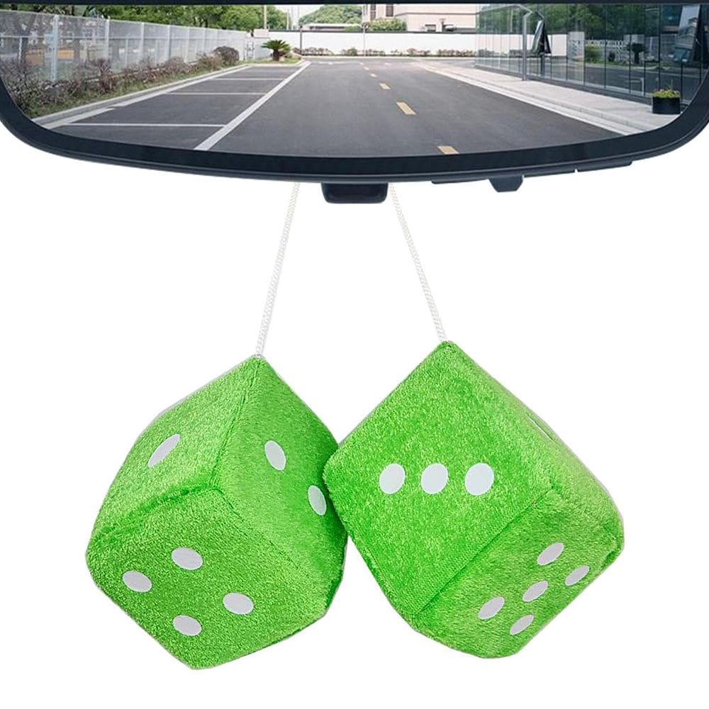 Par de dados de pelúcia felpudo pendurado no interior do carro em veludo dourado