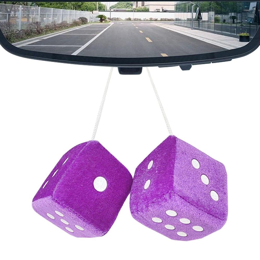Par de dados de pelúcia felpudo pendurado no interior do carro em veludo dourado