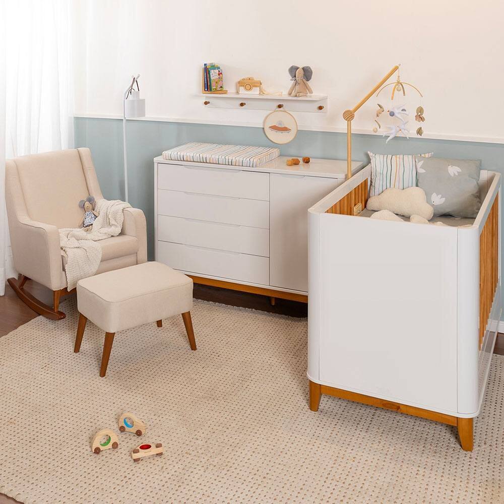 Kit Quarto Infantil Boom com Pés Square - Berço + Cômoda 4 Gavetas e 1 Porta + Poltrona de Amamentação Ginga + Puff Ginga