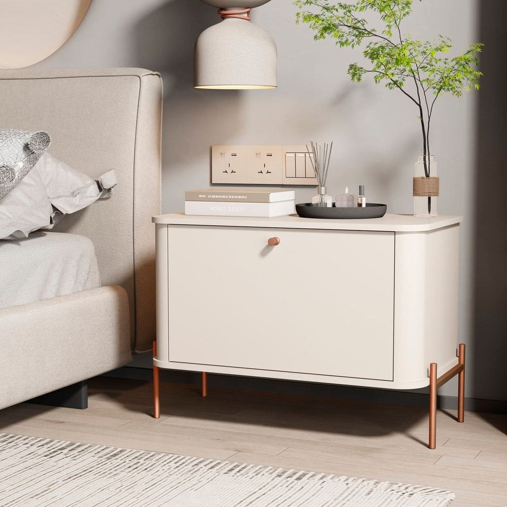 Mesa de Cabeceira Curva Tucupí com Pés e Puxador em Metal Off White/Bronze