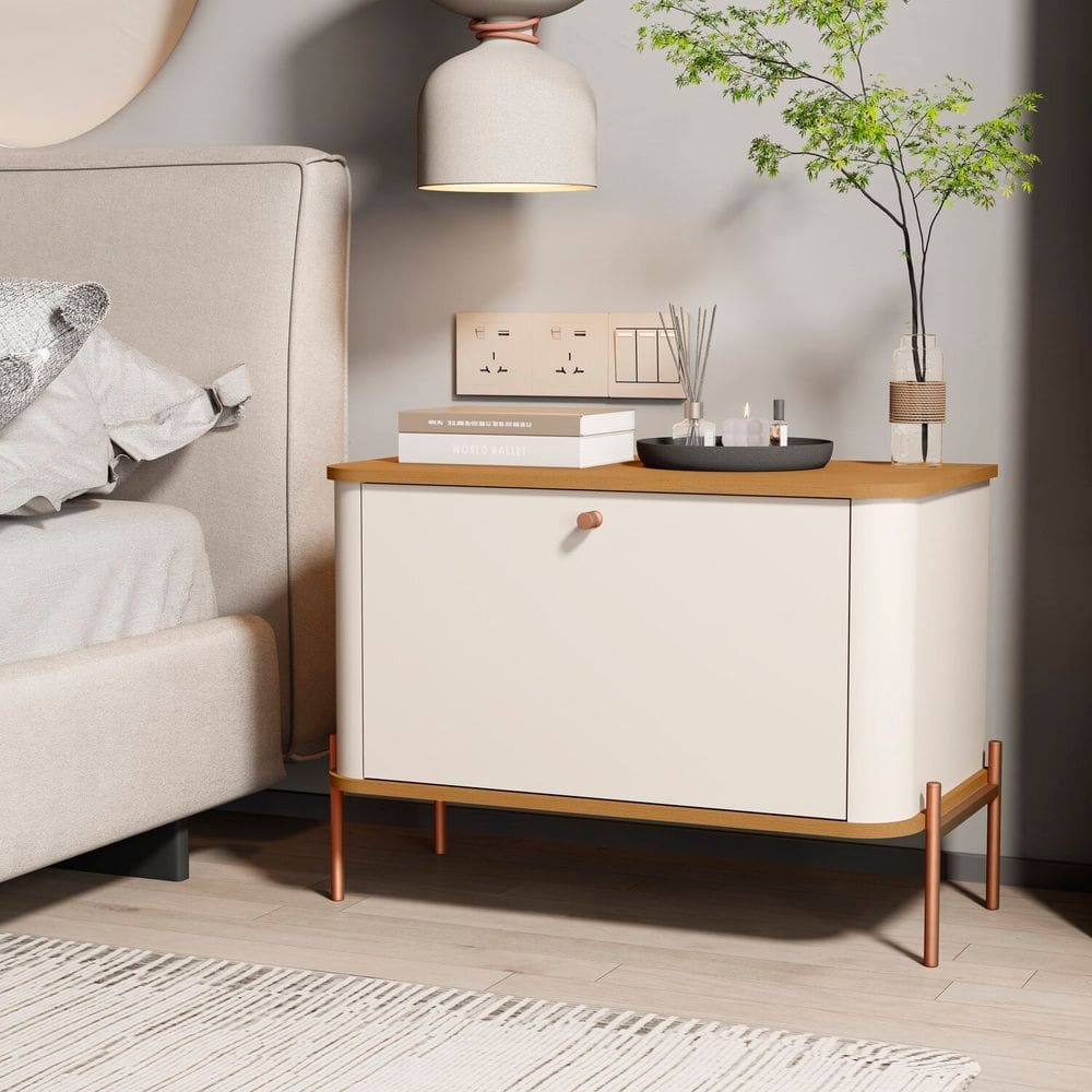Mesa de Cabeceira Curva Tucupí com Pés e Puxador em Metal Off White/Marrom/Bronze