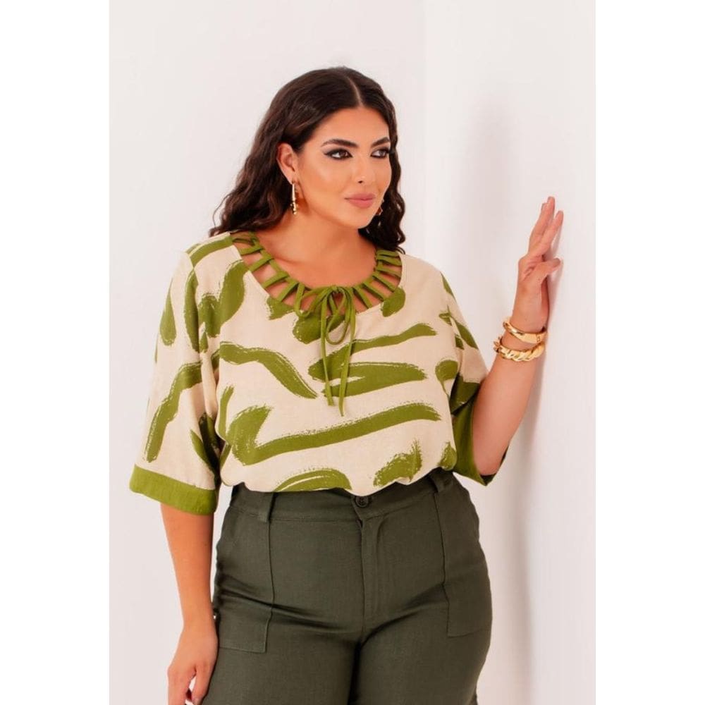 Blusa Plus SIze Estampada Detalhe No Decote