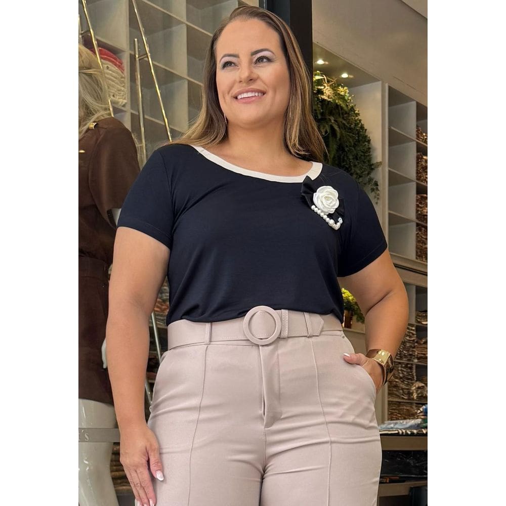 Blusa Plus Size Com Broche e Detalhe de Pérolas