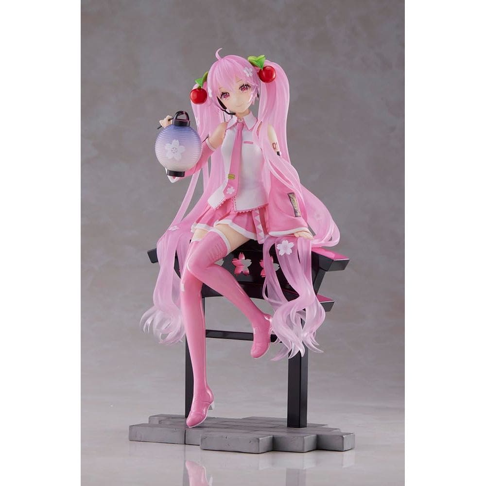 Figura: lanterna Taito Hatsune Miku Sakura sobre AMP+ com suporte