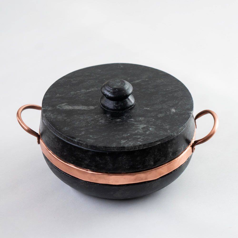 Panela em pedra sabão alça de cobre número 5 curada