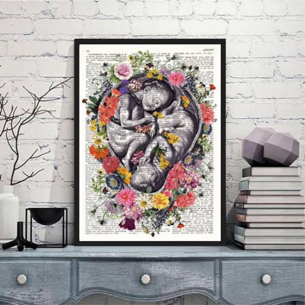 Quadro Fetos Gêmeos Com Flores 33X24Cm Moldura Preta