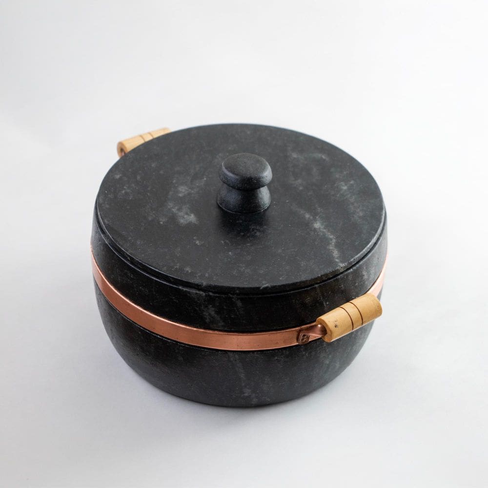 Panela em pedra sabão alças de cobre e madeira número 2 curada