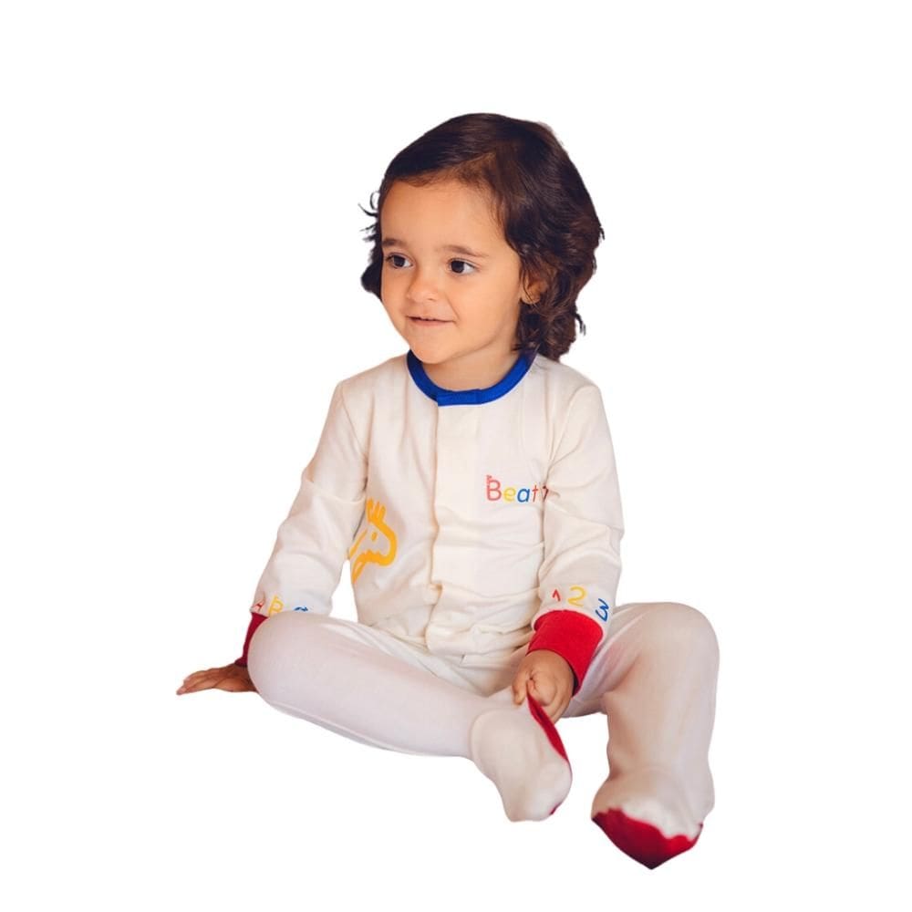 Macacão Magnético Off, detalhes vermelho e azul royal com letras e números nas mangas - 24 meses (2