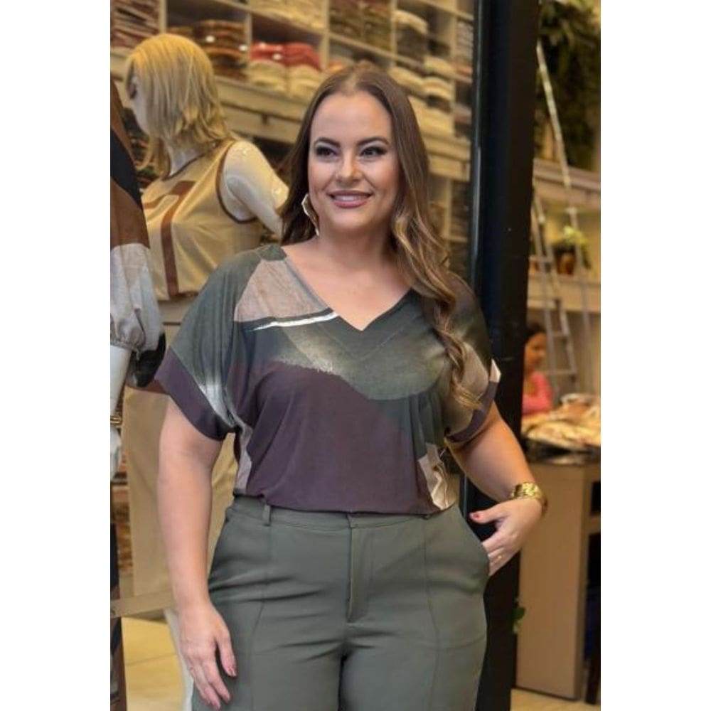 Blusa Plus Size Estampada Gola V em Malha Leve Venete