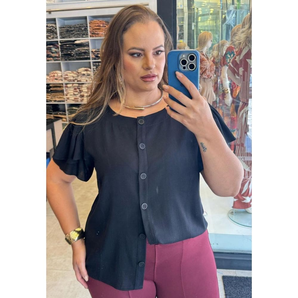 Blusa Plus Size Preta com Botões e Manga com Babado