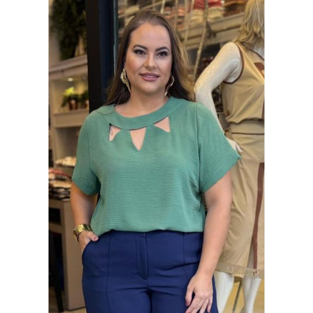 Blusa Lisa Plus Size Detalhe No Decote