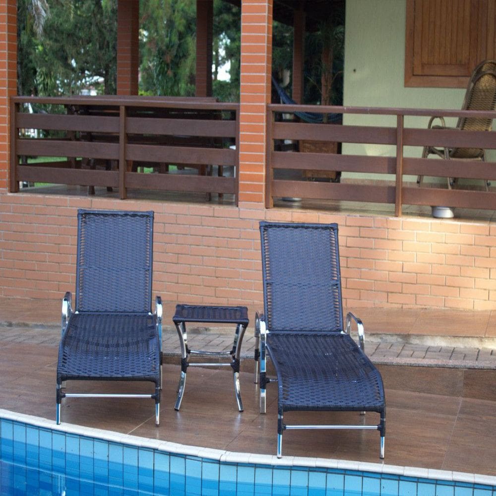 Espreguiçadeiras E Mesa Confortável Para Piscina