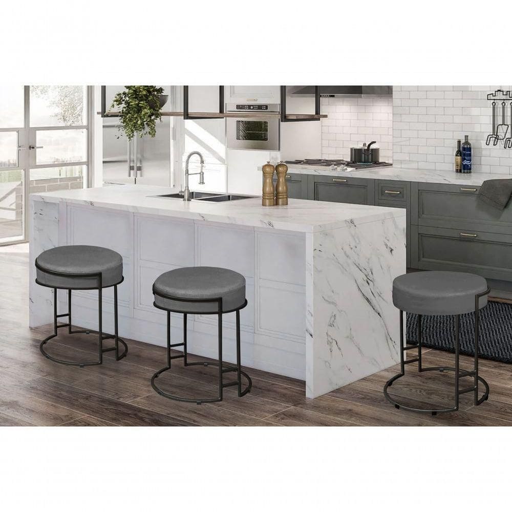 Puff Decorativo Sarah Sala E Recepção Metal Preto Em Veludo