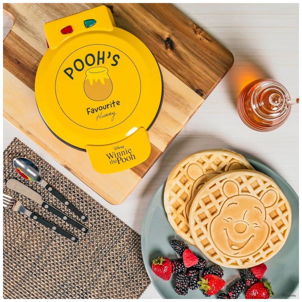 Máquina de Waffle, Tema Disney Ursinho Pooh com Revestimento Antiaderente, 110V 900W, Uncanny Brands, Amarela e Vermelha