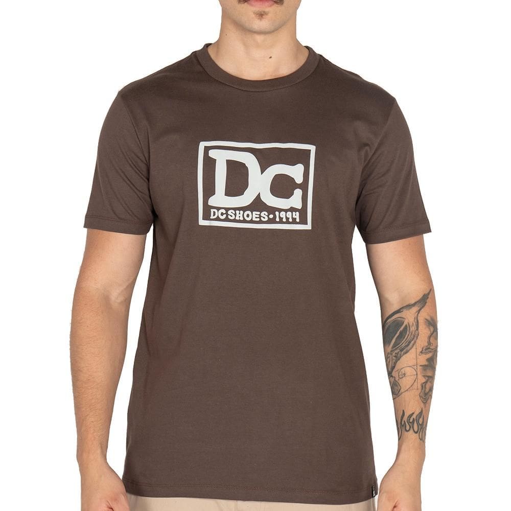 Camiseta DC Shoes DC Star WT25 Masculina Marrom Escuro