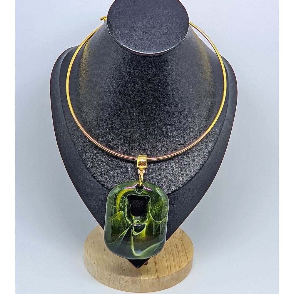 Colar Choker aro liso Rígido folheado ouro com Pingente pedra Madripérola retangular detalhe vazado Luxo Festa Tendência