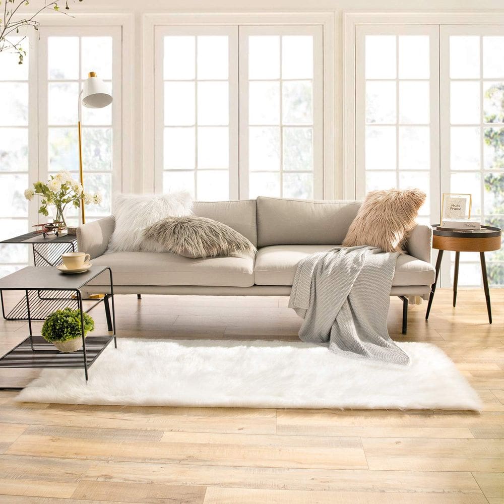 Tapete Ashler Faux Fur 0,7 x 1,8 m branco ultramacio para quarto