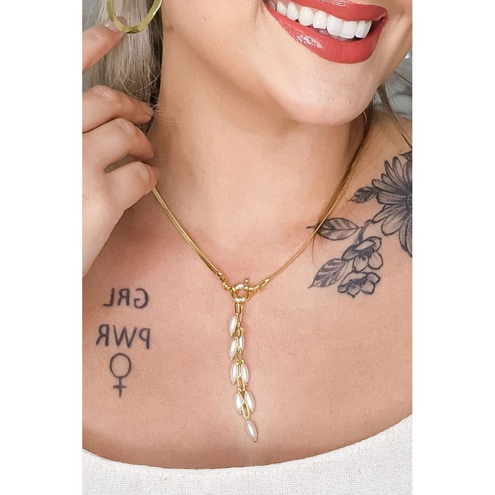 Colar Pérolas Ovaladas Fechamento Frontal Banhado em Ouro 18k