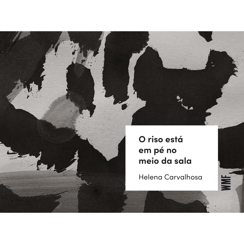 O riso está em pé no meio da sala