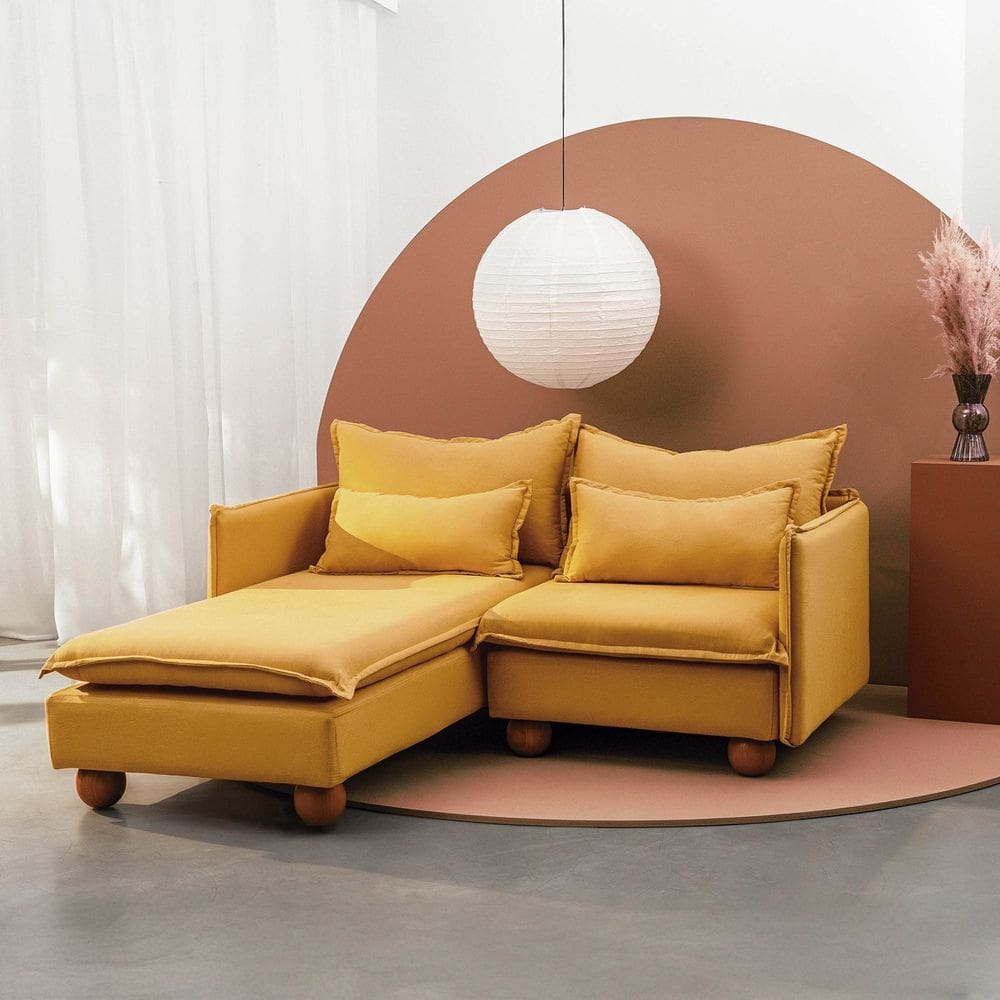 Sofá Modular 2 Lugares com Chaise e Pé Bolinha Sôma Cabecasa Madeiramadeira Mostarda