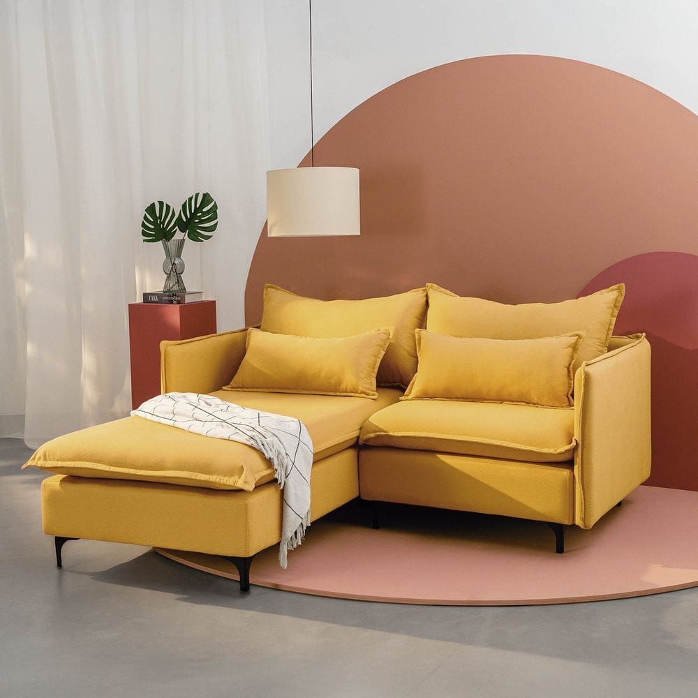 Sofá Modular 2 Lugares com Chaise e Pé Metal Sôma Cabecasa Madeiramadeira Mostarda