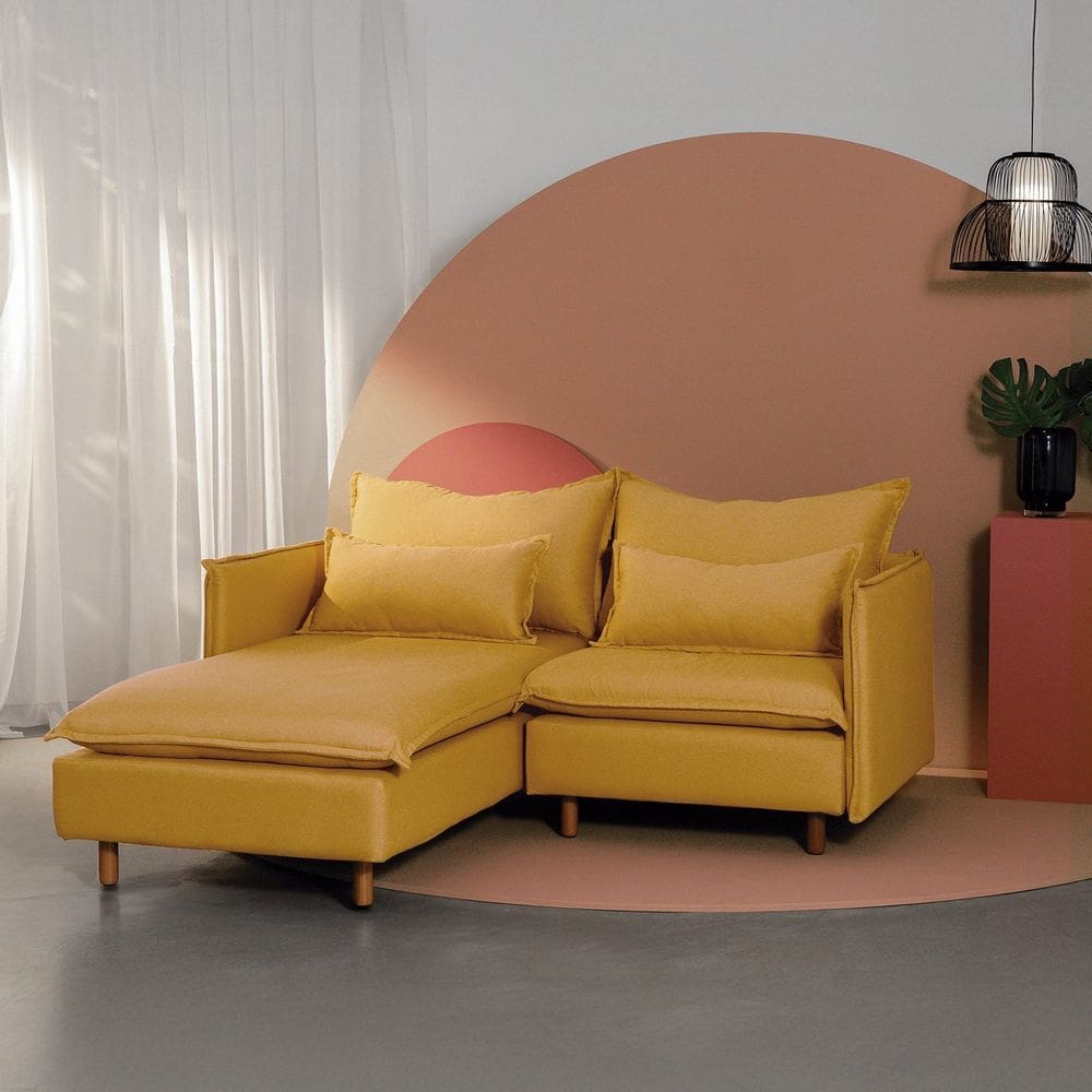 Sofá Modular 2 Lugares com Chaise e Pé Madeira Sôma Cabecasa Madeiramadeira Mostarda