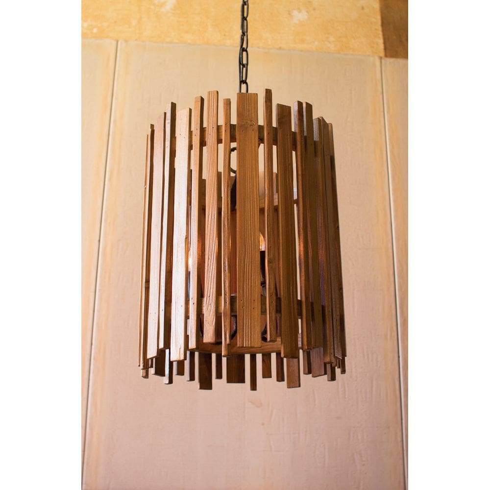 Luz pendente de ripas de madeira