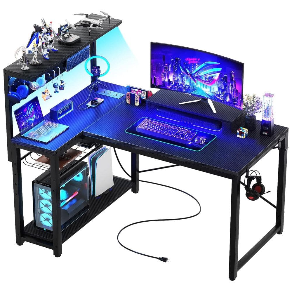 Mesa Gamer de Fibra de Carbono em Formato de L, 43” 109 cm com Luz LED, Suporte para Monitor, Tomadas, Ganchos para Fone de Ouvido e Mesa de