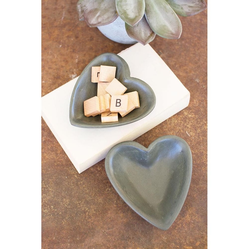 Taça de coração de pedra esculpida à mão cinza escuro