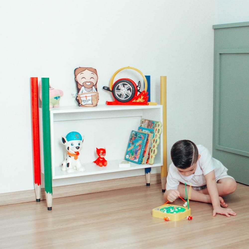 Aparador Infantil Design Divertido Com Pés em Formato de Lápis de Cor Quarto Menina Menino Organização Decor