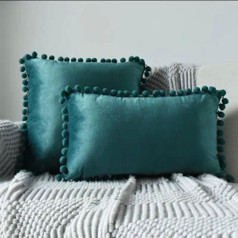 Capa de almofada de veludo turquesa com pompom 45x45cm Pacote com 2