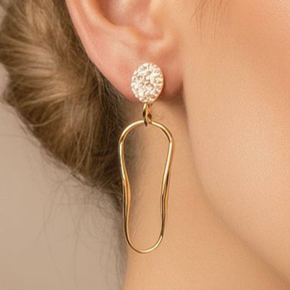 Brinco Oval Cravejado Com Pingente Orgânico Banhado a Ouro