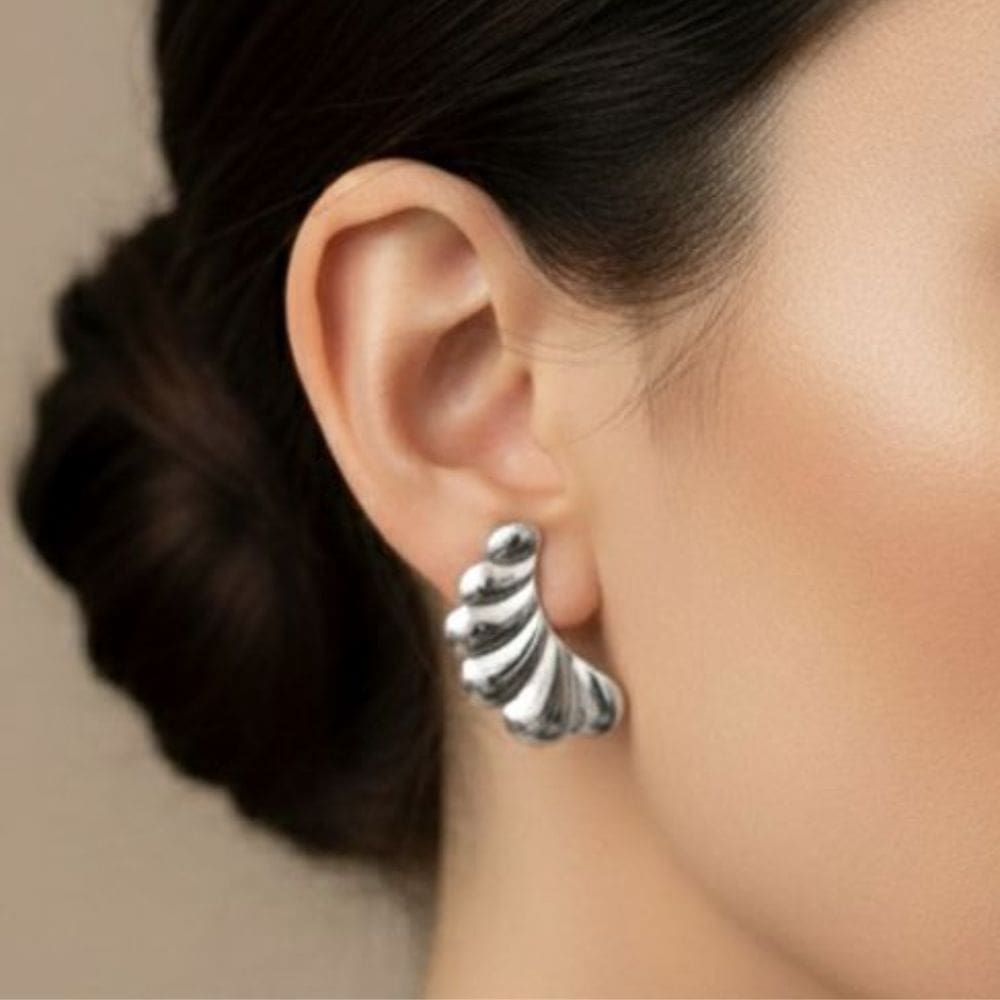 Brinco Curvo Formato de Asas Banhado a Prata