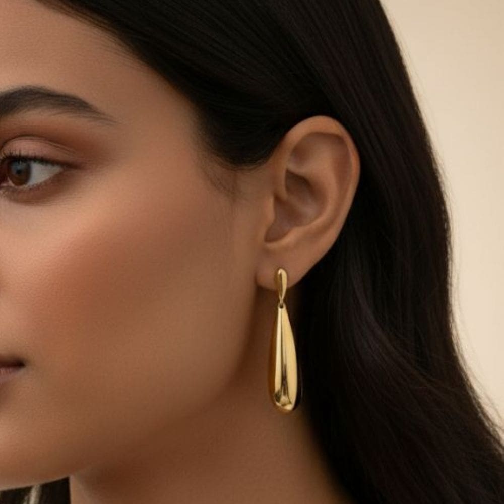 Brinco Gota Longa e Lisa Banhado a Ouro