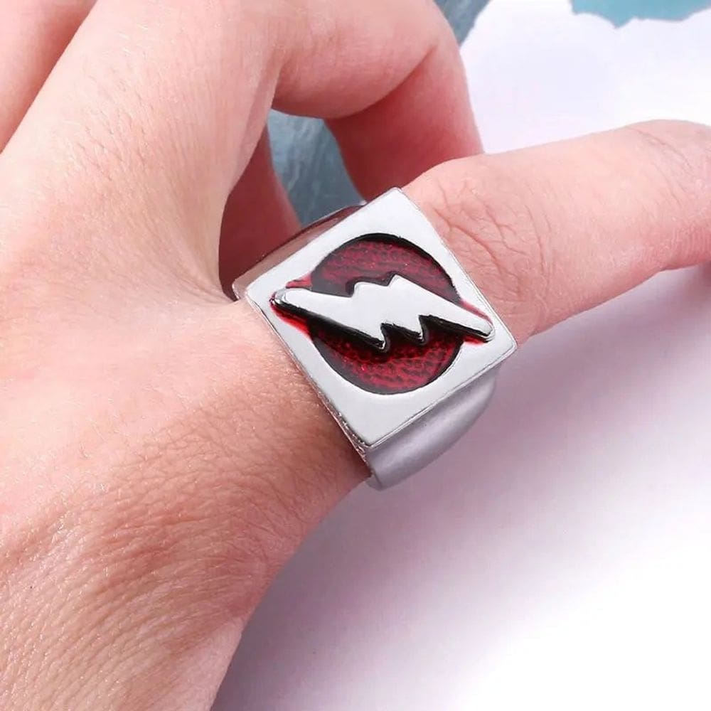 Logo Ring Flash em liga metálica dourada com esmalte vermelho