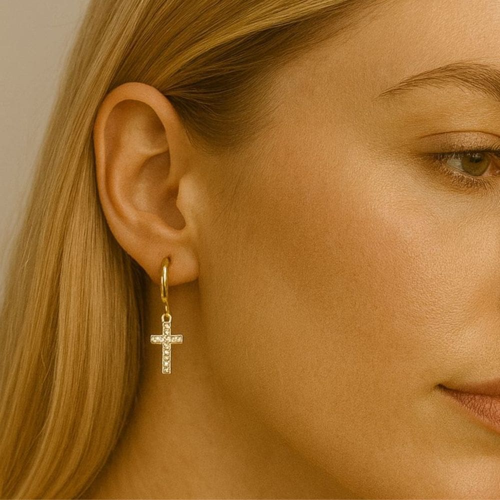 Brinco Argolinha Cruz Cravejada Banhado a Ouro