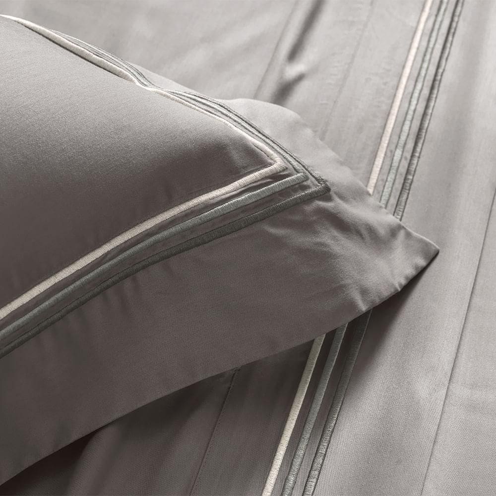 Jogo 2 Fronhas Altenburg Bordados em Cetim 300 Fios Essenza Cinza