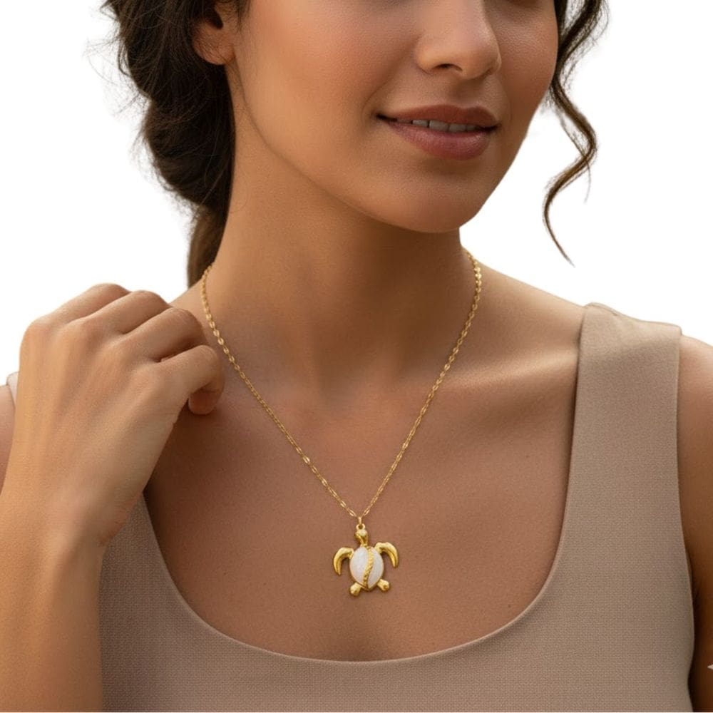 Colar Dourado com Pingente de Tartaruga e Detalhe em Branco