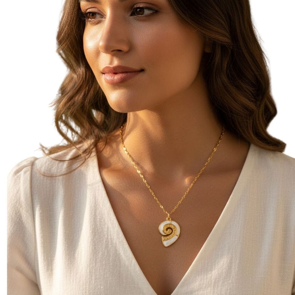 Colar Dourado com Pingente de Concha Estilizada Festa Luxo