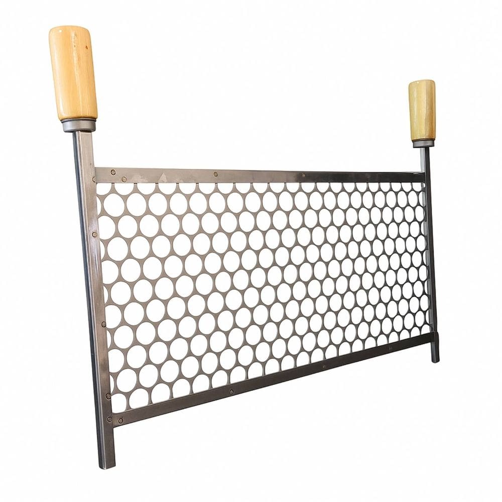 Grelha Moeda Galvanizada 56x40 com Cabo de Madeira para Churrasqueira