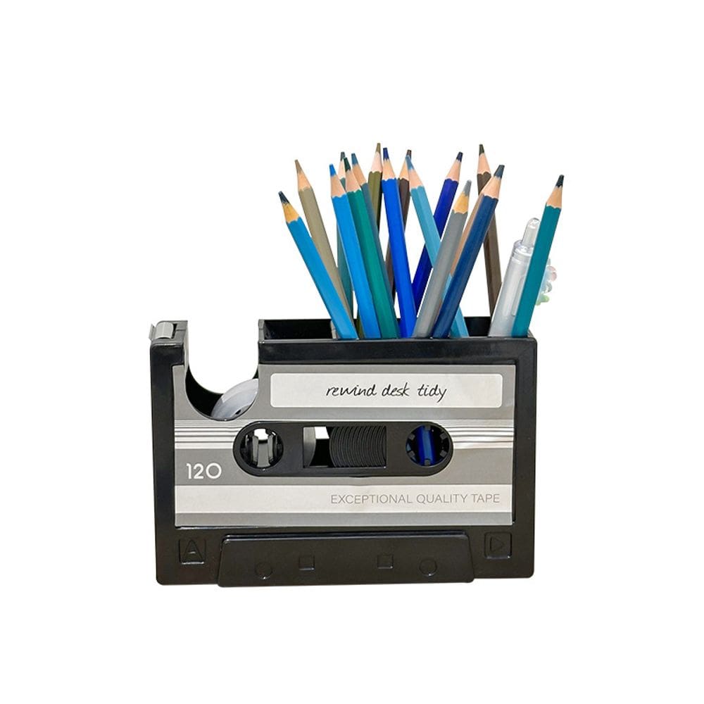 Porta-canetas, fita cassete retrô, lápis de plástico, mesa