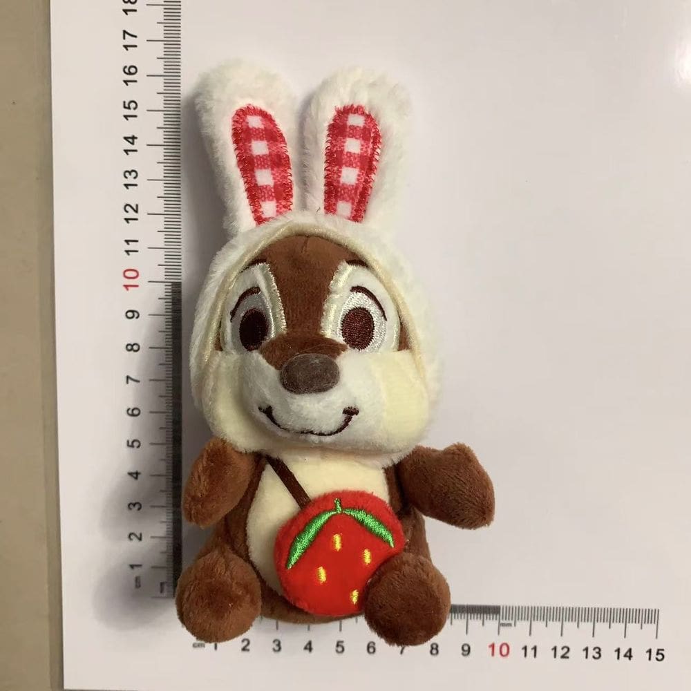 Chaveiro de pelúcia lindo esquilo com orelhas de coelho e morango 8x15cm