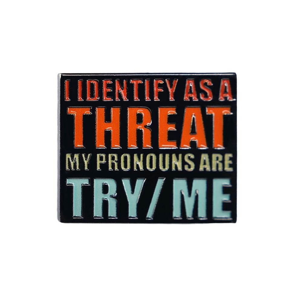 Alfinetes de broche com design de letras coloridas em forma quadrada