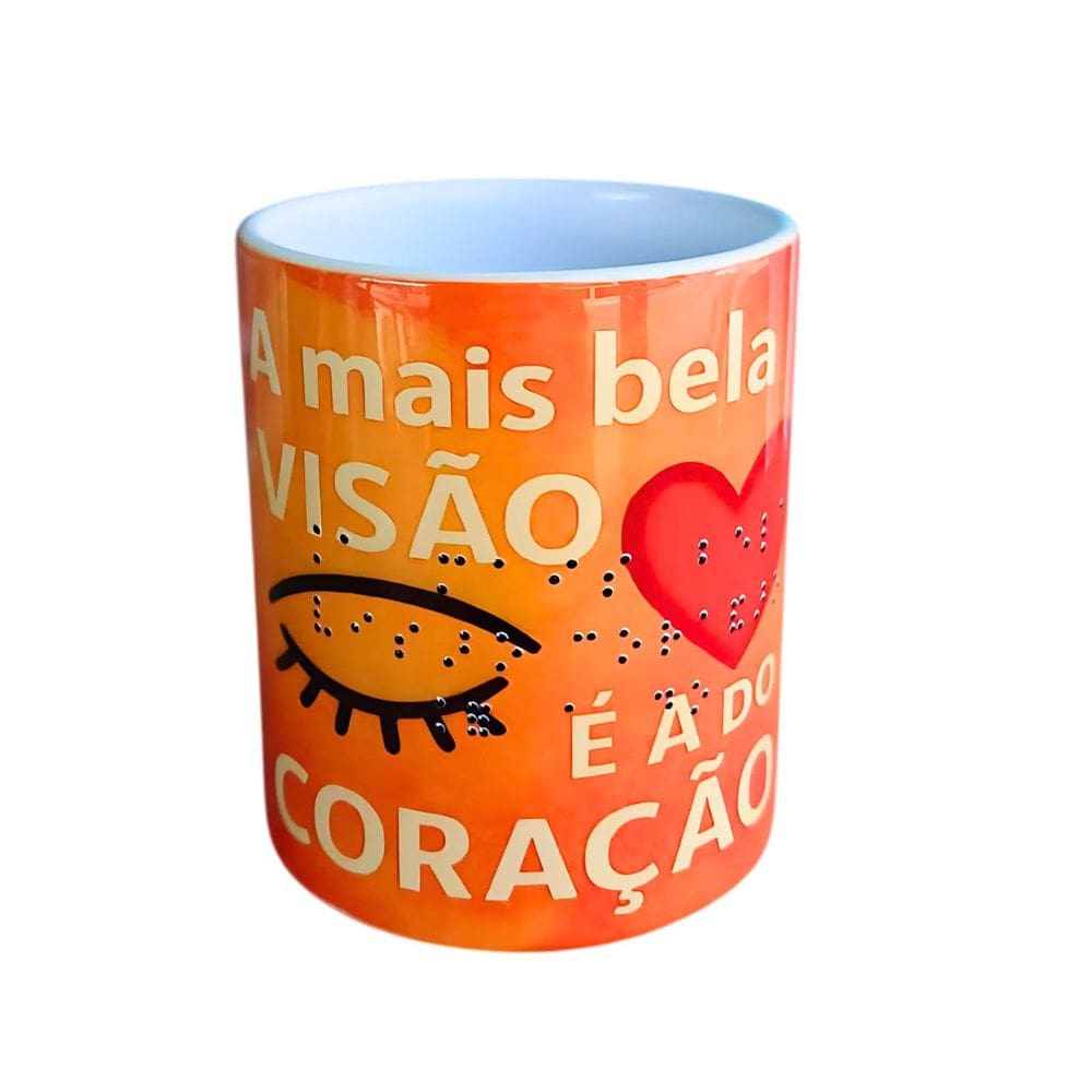 Caneca com relevo em Braile com frase A mais bela visão é a do coração