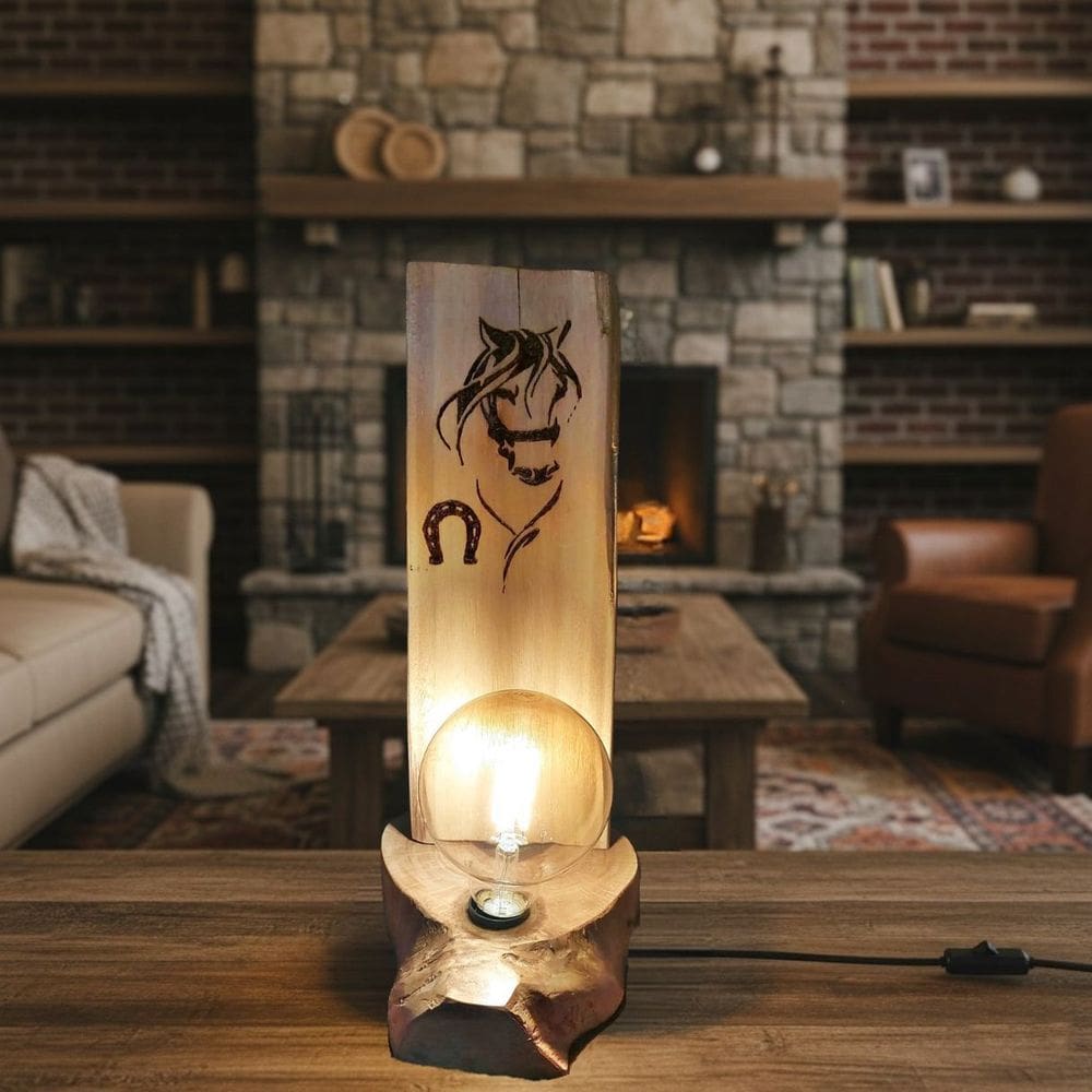 Luminária Rústica de Mesa Pirografia Cavalo-Ferradura Bivolt