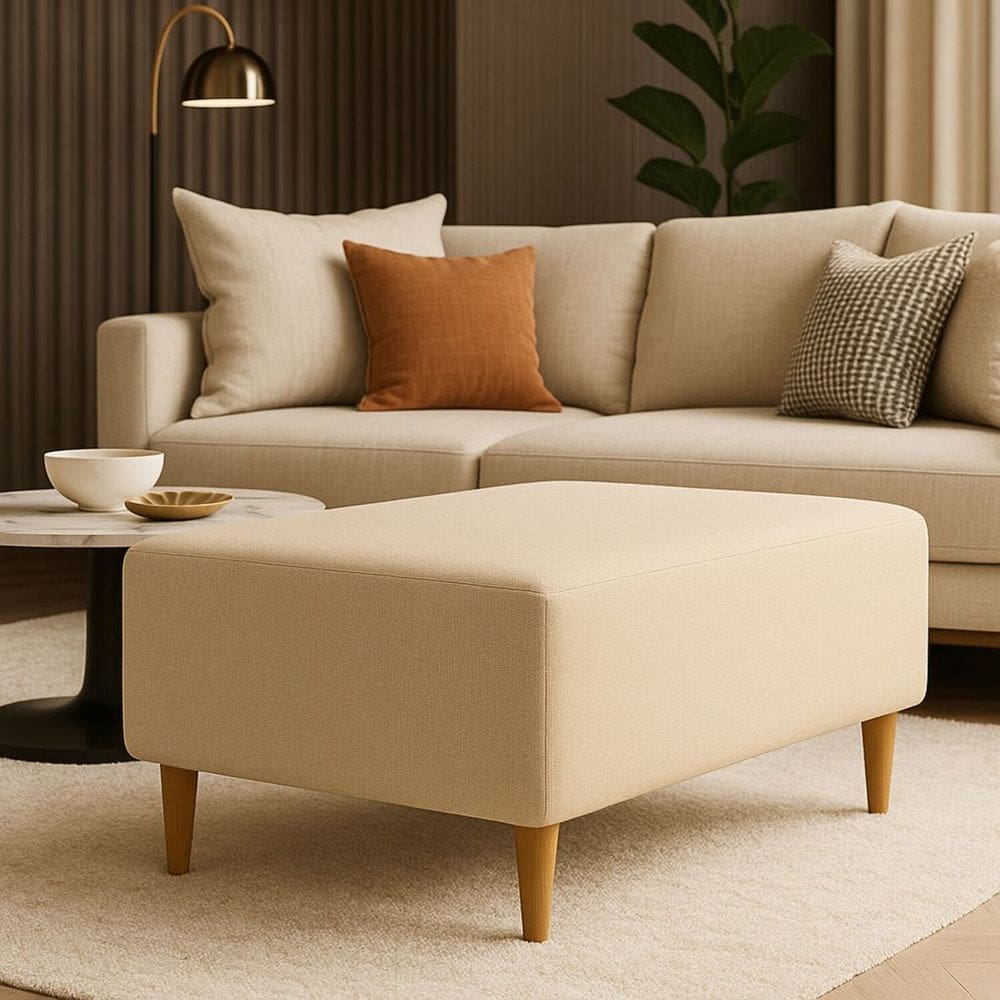 Puff Bela Manu Decor Madri Pés Palito Em Tecido Sued Bege