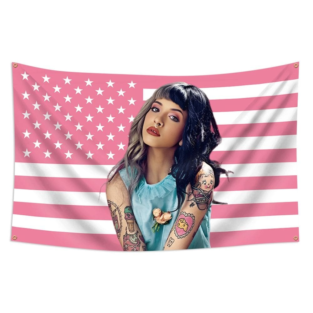 Tapeçaria Melanie Martinez Flag Art Anime 90x150cm Poliéster