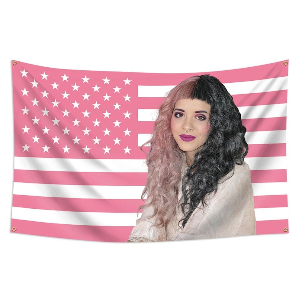 Tapeçaria Melanie Martinez Flag Art Anime 90x150cm Poliéster