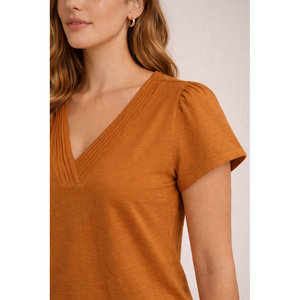 Blusa Feminina com Decote V e Detalhe em Nervura